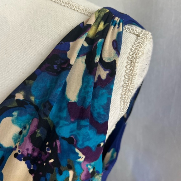 Stretchy, beautiful, V-neck, multiple colored dress - Picture 4 of 11